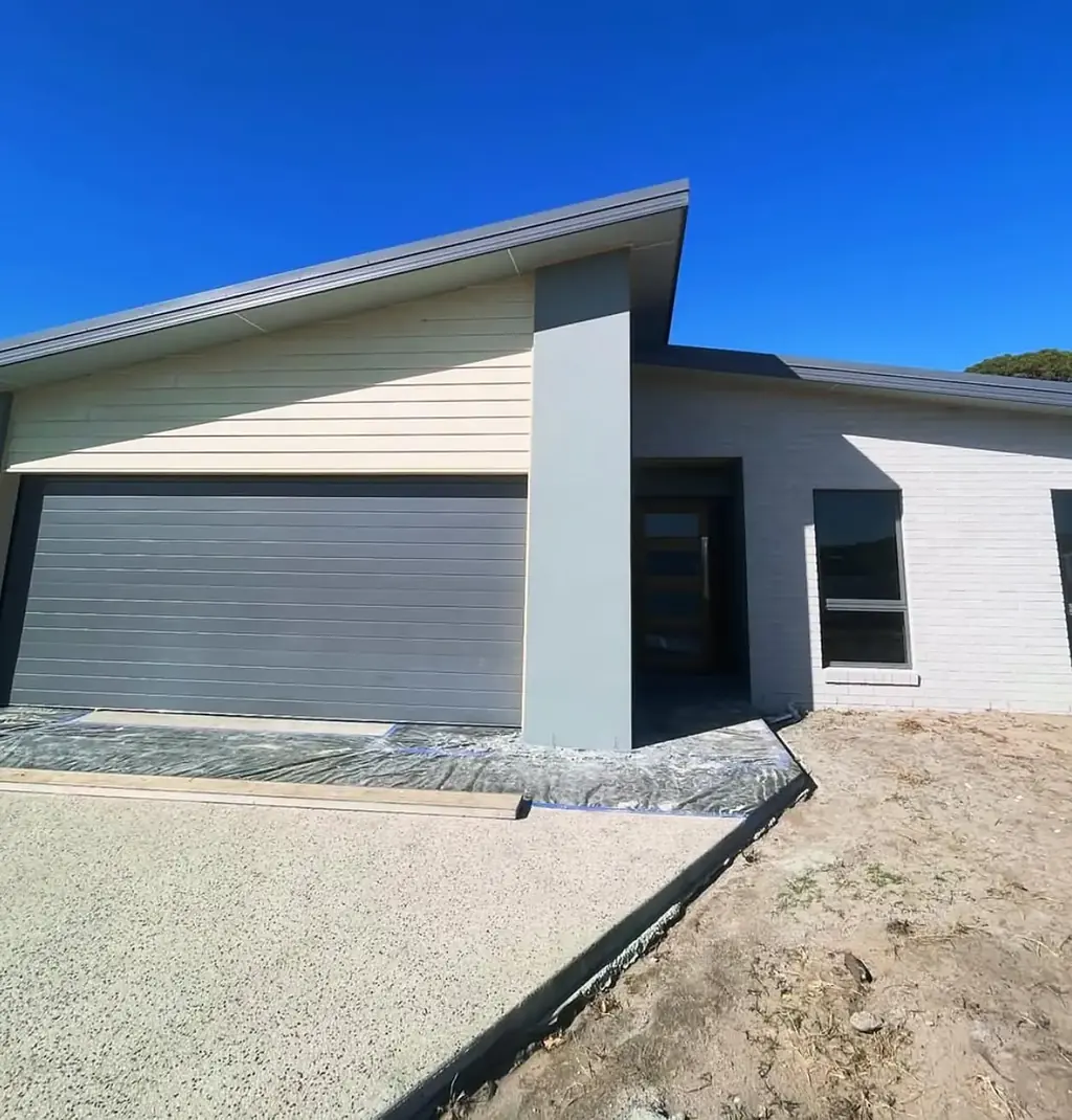 Newly rendered Perth home showing a smooth render blade wall, painted brickwork and cladding above the garage